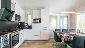 Kjøleskap, mikrobølgeovn, oppvaskmaskin og kjøkkenutstyr