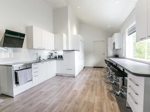 Fridge, microwave, dishwasher, cookware/dishes/utensils