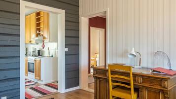 Een koelkast, een magnetron, kookgerei, borden en bestek