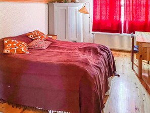 3 makuuhuonetta, työpöytä, internet