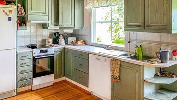 Kühlschrank, Mikrowelle, Geschirrspüler, Kochgeschirr/Geschirr/Besteck