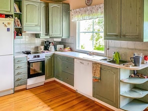 Fridge, microwave, dishwasher, cookware/dishes/utensils