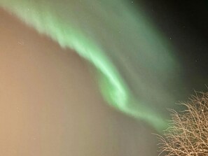Cielo nocturno con la aurora boreal.