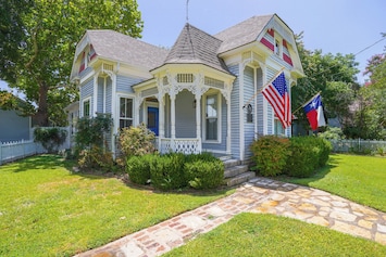 Granbury Vacation Rental | 3BR | 2BA | 1,800 Sq Ft | 4 Steps to Access