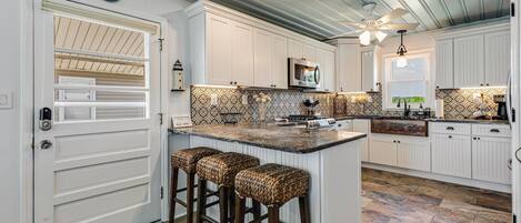 Jääkaappi, mikroaaltouuni, liesi, astianpesukone