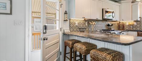 Kühlschrank, Mikrowelle, Herdplatte, Geschirrspüler