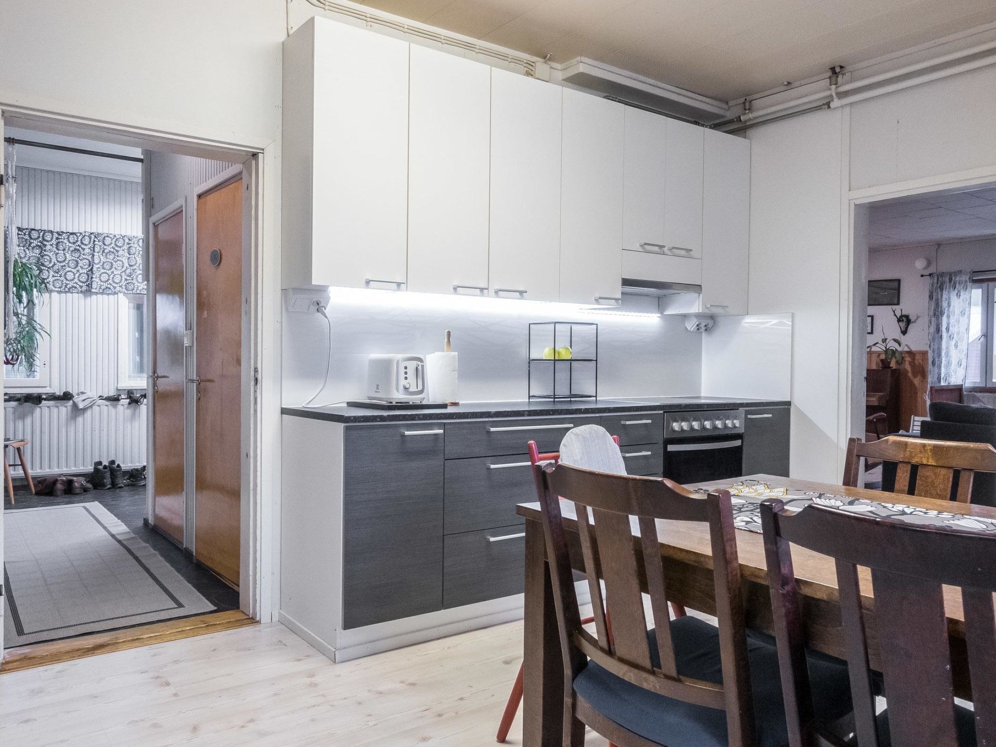 Jääkaappi, mikroaaltouuni, astianpesukone