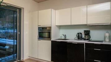 Fridge, microwave, dishwasher, cookware/dishes/utensils