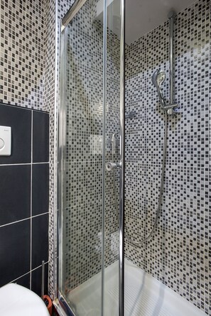 Dusche, Haartrockner, Bidet, Handtücher