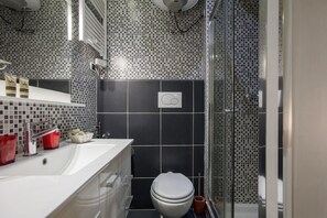Een douche, een haardroger, een bidet, handdoeken