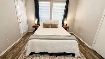 2 soverom, skrivebord, strykejern/-brett og wi-fi