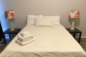 2 bedrooms, desk, iron/ironing board, WiFi - Spacious Poolside Oasis with Easy Access & Parking (Corpus Christi)