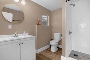 Hiustenkuivaaja, pyyhkeet, saippua, sampoo