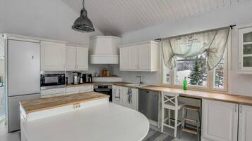 Fridge, microwave, dishwasher, cookware/dishes/utensils