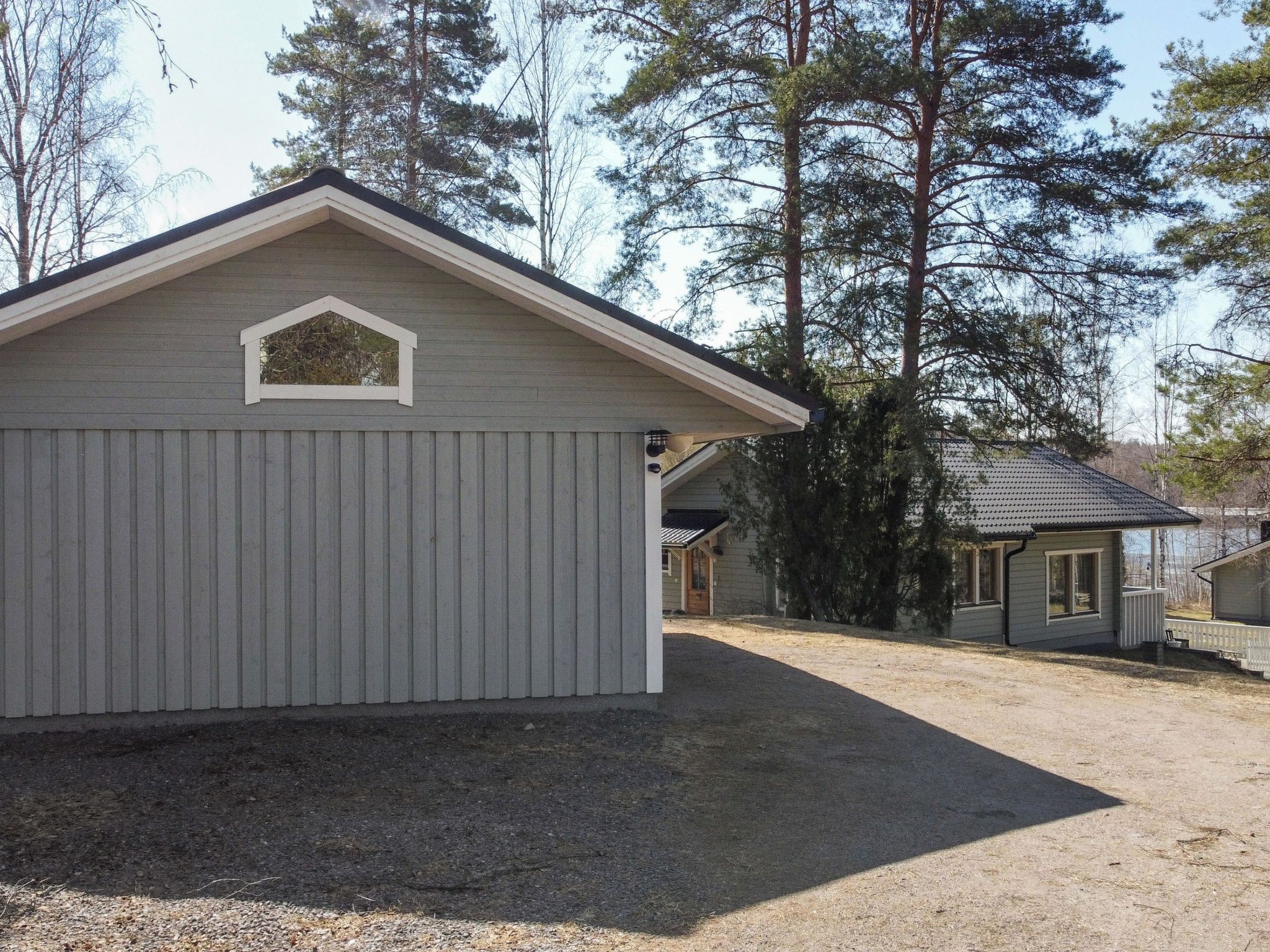 Un petit bâtiment d’un seul étage, doté d’un toit à pignon et d’une lucarne.