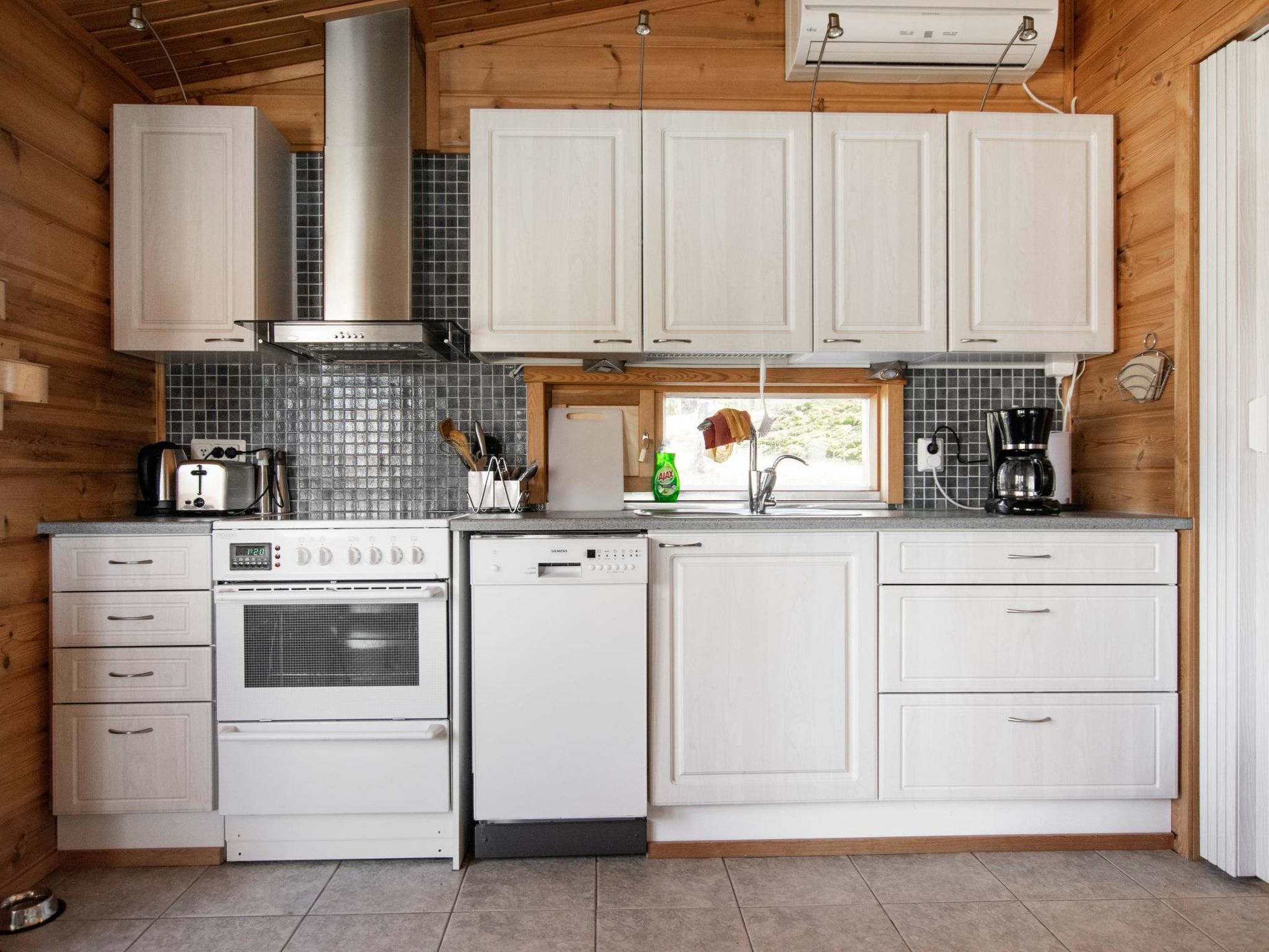 Fridge, microwave, dishwasher, cookware/dishes/utensils