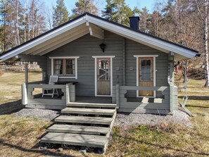 A cabin with a porch, two doors, and a chimney. - Ketunkolo by Interhome (Tampere)