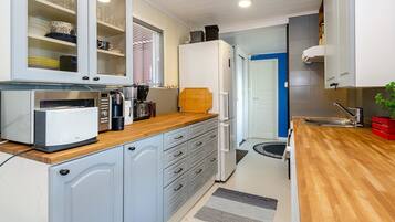 KĂŒhlschrank, Mikrowelle, GeschirrspĂŒler, Kochgeschirr/Geschirr/Besteck