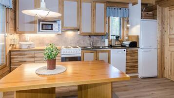 Fridge, microwave, dishwasher, cookware/dishes/utensils