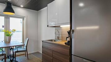 Frigorifero, microonde, lavastoviglie, pentole/stoviglie/utensili