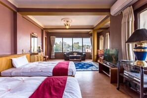 Escritorio, espacio para trabajar con laptop y wifi gratis