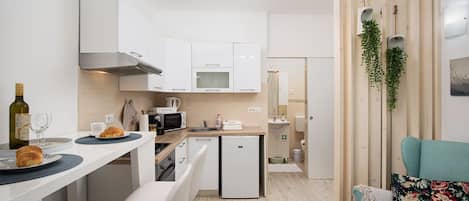 Réfrigérateur, four à micro-ondes, un four, surface de cuisson