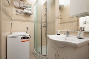 Shower, hair dryer, towels, soap - Stay in a sweet apartment in the heart of the city, a few steps from the Arena! (Pula)