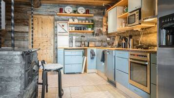 KylskÄp, mikrovÄgsugn, diskmaskin och grytor/köksredskap