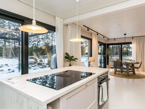 Kühlschrank, Mikrowelle, Geschirrspüler, Kochgeschirr/Geschirr/Besteck