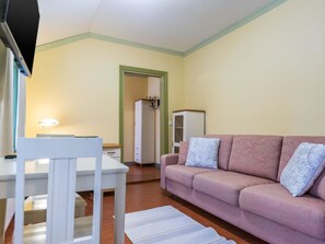 TV - Kartanohuoneisto heikki by Interhome (Iisalmi)