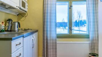 Jääkaappi, mikroaaltouuni, keittoastiat/astiat/ruokailuvälineet