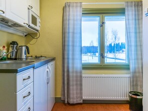 Køleskab, mikrobølgeovn, køkkentøj/tallerkener/redskaber