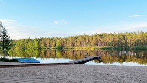 Ein ruhiger See mit einer Holzsteg und einer Reihe von Booten.
