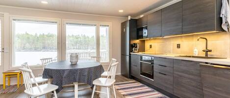 Fridge, microwave, dishwasher, cookware/dishes/utensils