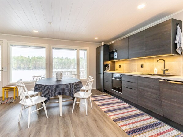 Fridge, microwave, dishwasher, cookware/dishes/utensils