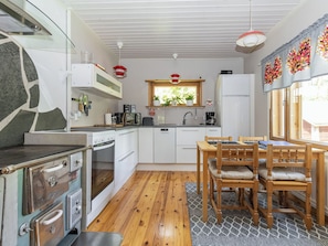 Fridge, microwave, dishwasher, cookware/dishes/utensils