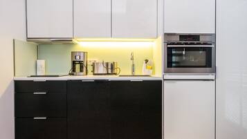 Frigorifero, microonde, lavastoviglie, pentole/stoviglie/utensili