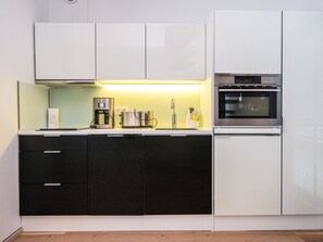 Refrigerador, microondas, lavavajillas, utensilios de cocina