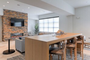 Fireplace - Staybridge Suites Pigeon Forge Smoky Mtns by IHG (Pigeon Forge)