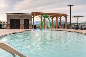 Piscina externa, funciona das 7h às 22h, guarda-sóis