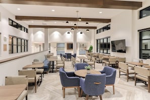 Free daily buffet breakfast  - Staybridge Suites Pigeon Forge Smoky Mtns by IHG (Pigeon Forge)