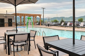 Outdoor pool, open 7:00 AM to 10:00 PM, pool umbrellas - Staybridge Suites Pigeon Forge Smoky Mtns by IHG (Pigeon Forge)