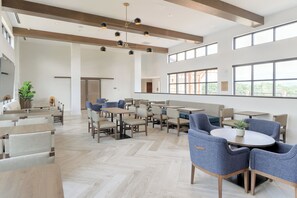 Free daily buffet breakfast - Staybridge Suites Pigeon Forge Smoky Mtns by IHG (Pigeon Forge)