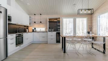 Fridge, microwave, dishwasher, cookware/dishes/utensils