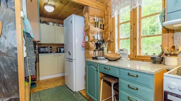 Una cucina funzionale con mobili in legno, un frigorifero e un piano cottura.