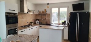 Frigorífic, microones, forn i placa de cuina 