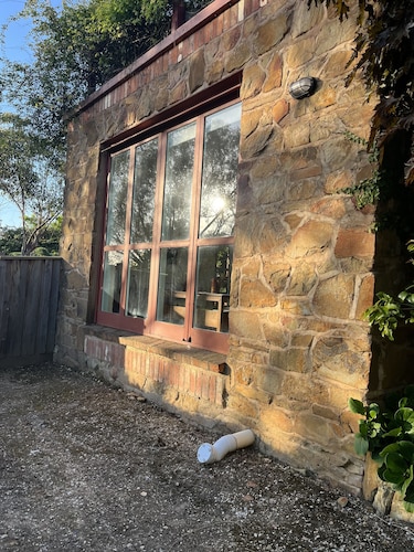Family friendly apartment walking distance to Castlemaine’s restaurants. 