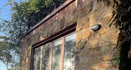 Family friendly apartment walking distance to Castlemaine’s restaurants.