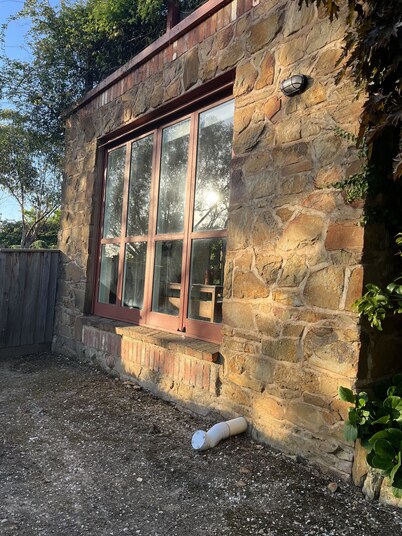 Family friendly apartment walking distance to Castlemaine’s restaurants. 