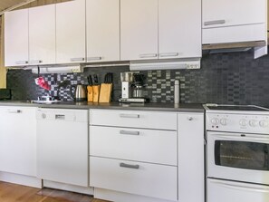 Kühlschrank, Mikrowelle, Geschirrspüler, Kochgeschirr/Geschirr/Besteck